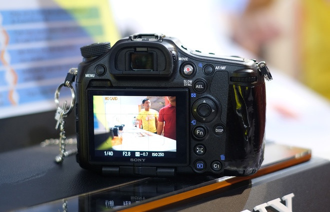 Thiết kế của A99 II không có nhiều khác biệt về cách bố trí nút so với phiên bản trước đây. Các phím bố trí hơi gần báng cầm nên khi bấm chưa thực sự thoải mái. Kính ngắm XGA OLED với độ phóng đại 0,78x cho màu sắc hơi đậm hơn so với màn hình phía dưới.