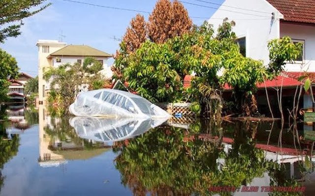 Cho ôtô vào túi ni lông sẽ là cứu cánh cho vùng lụt ảnh 4
