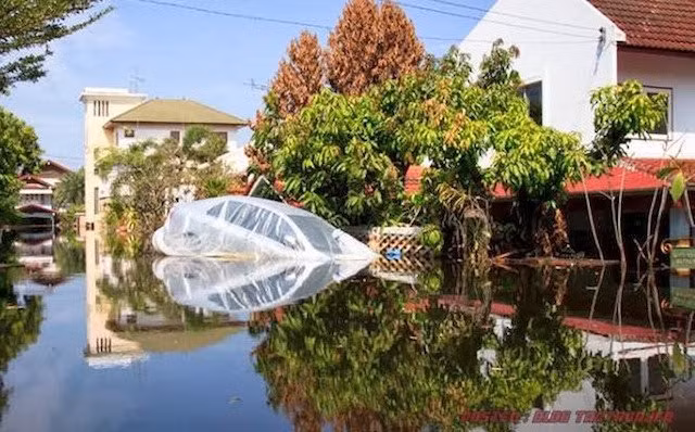 Cho ôtô vào túi ni lông sẽ là cứu cánh cho vùng lụt ảnh 4 Cho ôtô vào túi ni lông sẽ là cứu cánh cho vùng lụt ảnh 4