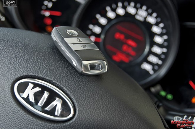 Chìa khóa thông minh (1998):Năm 1998, Mercedes-Benz cung cấp công nghệ này đầu tiên với hình dáng một chiếc thẻ ATM được làm bằng nhựa hoặc bạc. Sau này, nó được cải tiến với dạng chiếc chìa khóa và có nhiều tính năng hữu ích và tiện lợi cho chủ ôtô.