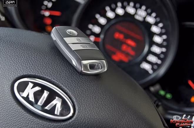 Chìa khóa thông minh (1998):Năm 1998, Mercedes-Benz cung cấp công nghệ này đầu tiên với hình dáng một chiếc thẻ ATM được làm bằng nhựa hoặc bạc. Sau này, nó được cải tiến với dạng chiếc chìa khóa và có nhiều tính năng hữu ích và tiện lợi cho chủ ôtô.