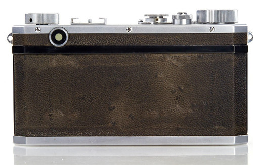 Thân máy chưa bị cũ nhiều theo thời gian và vẫn hoạt động được.