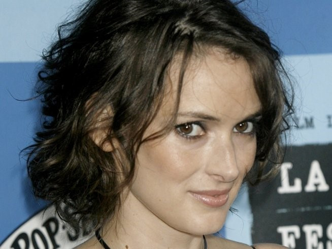 Winona Ryder- Năm 2010, Ryder từng khẳng định trên báo chí rằng cô không bao giờ sử dụng Internet lẫn máy vi tính. Ngôi sao của series “Stranger Things” thậm chí không có cả blog và chỉ dùng điện thoại Black Berry để đọc email cá nhân hàng ngày. Người hâm mộ gần đây bày tỏ sự lo lắng khi Dâu Đen - hãng điện thoại ưa thích của thần tượng đã hết thời, Ryder sẽ xoay sở ra sao?