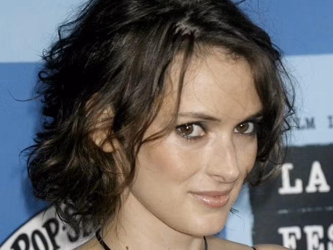 Winona Ryder- Năm 2010, Ryder từng khẳng định trên báo chí rằng cô không bao giờ sử dụng Internet lẫn máy vi tính. Ngôi sao của series “Stranger Things” thậm chí không có cả blog và chỉ dùng điện thoại Black Berry để đọc email cá nhân hàng ngày. Người hâm mộ gần đây bày tỏ sự lo lắng khi Dâu Đen - hãng điện thoại ưa thích của thần tượng đã hết thời, Ryder sẽ xoay sở ra sao?