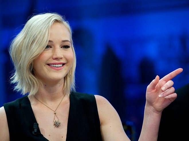 Jennifer Lawrence- Năm 2014, trên đài phát thanhBBC, Lawrence trần tình, “Tôi không giỏi làm quen với công nghệ cho lắm. Điện thoại, email hay Twitter đều trở nên quá sức đối với tôi”.