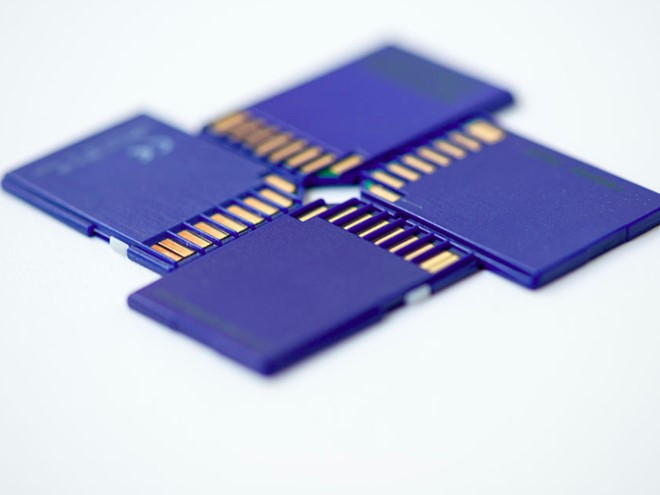 5. Thẻ nhớ ngoài:Dù iPhone 7 đã được hỗ trợ đến 256GB bộ nhớ trong, nhiều người vẫn cho rằng thẻ nhớ ngoài như trên Android là cần thiết. Về cơ bản, nó sẽ giảm giá thành thiết bị. Người dùng cũng không bị ép buộc mua những phiên bản bộ nhớ cao, vốn đắt hơn nhiều. Nhưng có lẽ đây chính là lý do Apple kiên quyết nói không với chi tiết này. 5. Thẻ nhớ ngoài:Dù iPhone 7 đã được hỗ trợ đến 256GB bộ nhớ trong, nhiều người vẫn cho rằng thẻ nhớ ngoài như trên Android là cần thiết. Về cơ bản, nó sẽ giảm giá thành thiết bị. Người dùng cũng không bị ép buộc mua những phiên bản bộ nhớ cao, vốn đắt hơn nhiều. Nhưng có lẽ đây chính là lý do Apple kiên quyết nói không với chi tiết này.