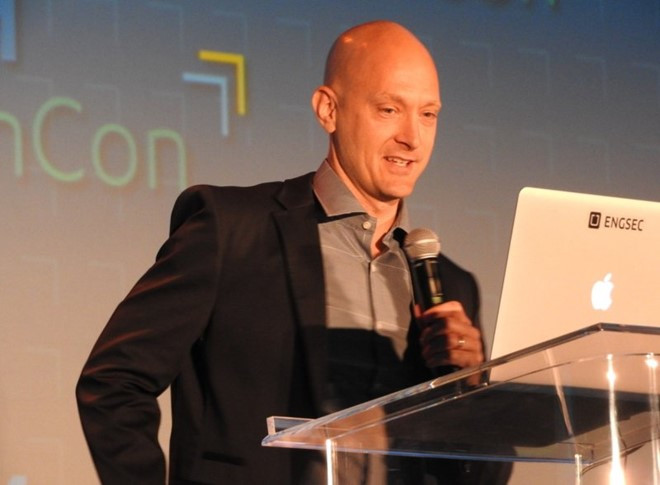 Charlie Miller là 'sát thủ' của các sản phẩm Apple. Charlie Miller là 'sát thủ' của các sản phẩm Apple.