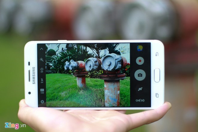 Cùng với Oppo F1s, Samsung Galaxy J7 Prime đang là cái tên sáng giá nhất trong phân khúc tầm trung.Máy ảnh chính có độ phân giải 13 MP, camera trước selfie 8 megapixel, cả hai đều hỗ trợ khẩu độ f/1.9. Ngoài các tính năng chụp hình thông minh, Galaxy J7 Prime cho khả năng chụp đêm ấn tượng, màu sắc được tái tạo chân thực, độ phân giải cao.