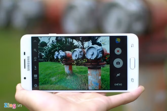 Cùng với Oppo F1s, Samsung Galaxy J7 Prime đang là cái tên sáng giá nhất trong phân khúc tầm trung.Máy ảnh chính có độ phân giải 13 MP, camera trước selfie 8 megapixel, cả hai đều hỗ trợ khẩu độ f/1.9. Ngoài các tính năng chụp hình thông minh, Galaxy J7 Prime cho khả năng chụp đêm ấn tượng, màu sắc được tái tạo chân thực, độ phân giải cao.