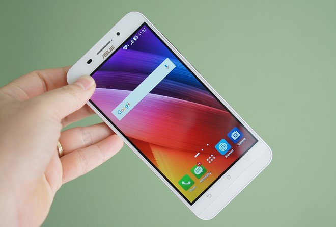 Asus Zenfone Max(pin 5.000 mAh, giá 4 triệu đồng): Zenfone Max lên kệ tại Việt Nam đầu năm nay, là một trong những di động có pin dung lượng lớn nhất trên thị trường. Với sản phẩm này, người dùng sẽ nhớ lại thói quen sử dụng những chiếc di động "cục gạch" nhờ vào thời lượng pin vượt trội. Về cơ bản, máy có thể trụ được khoảng 4 ngày với nhu cầu sử dụng cơ bản. Nó có thể tự biến mình thành cục sạc dự phòng với cáp OTG đi kèm hộp đựng. Model này cũng có camera chất lượng khá nhưng dày, thời gian sạc lâu do dùng cục sạc 1A. Asus Zenfone Max(pin 5.000 mAh, giá 4 triệu đồng): Zenfone Max lên kệ tại Việt Nam đầu năm nay, là một trong những di động có pin dung lượng lớn nhất trên thị trường. Với sản phẩm này, người dùng sẽ nhớ lại thói quen sử dụng những chiếc di động "cục gạch" nhờ vào thời lượng pin vượt trội. Về cơ bản, máy có thể trụ được khoảng 4 ngày với nhu cầu sử dụng cơ bản. Nó có thể tự biến mình thành cục sạc dự phòng với cáp OTG đi kèm hộp đựng. Model này cũng có camera chất lượng khá nhưng dày, thời gian sạc lâu do dùng cục sạc 1A.