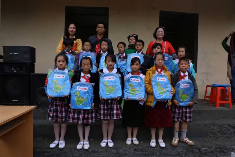 Các em học sinh được tặng bộ dụng cụ học tập thiết yếu.