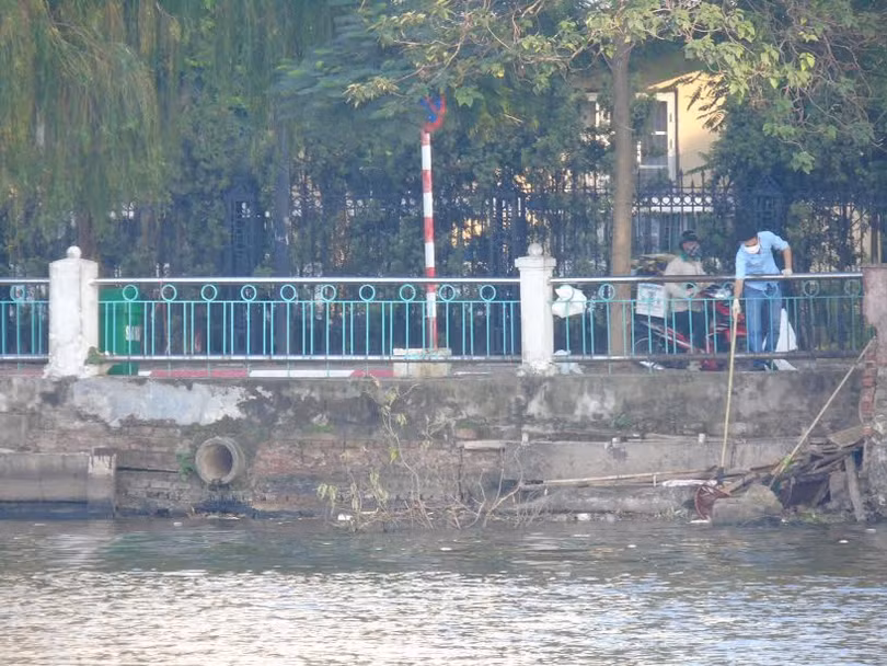 Nhiều đường ống đang xả thải thẳng ra Hồ Tây.