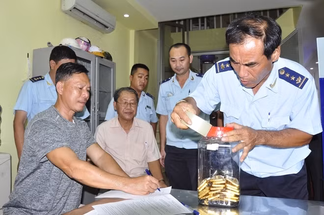 Đối tượng Rim Ri Linh cùng tang vật bị thu giữ. (Ảnh: Báo Công an nhân dân)