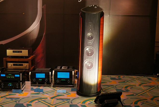 Aida - mẫu loa đỉnh nhất của Sonus Faber (giá 2 tỷ đồng) - sử dụng hệ thống chống rung, chống cộng hưởng thùng đặc biệt. Tại Vietnam Hi-end Show, cặp loa này được kết hợp với nguồn phát hi-end Accuphase DP 720 và Preamp Accuphase C 2850.