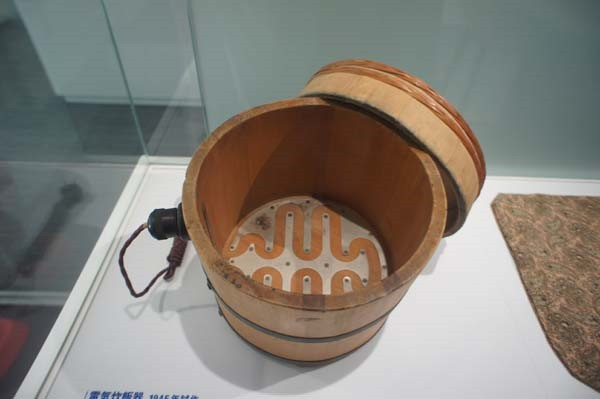 Sony: Hãng từng là công ty sản xuất nồi cơm điện Tokyo Tsushin Kenkyujo do Masaru Ibuka thành lập vào năm 1945. Sau nhiều thất bại, sản phẩm này đã không đến được thị trường. Masaru sau đó đã hợp tác với trung úy hải quân Akio Morita và chuyển hướng sang sản xuất linh kiện điện tử, đổi tên công ty thành Sony vào năm 1955.