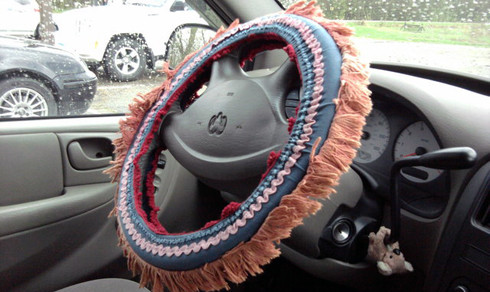 Nhiều người còn bọc lên vô-lăng một bộ vỏ da mới, với hy vọng kéo dài tuổi thọ của lớp da bọc vô-lăng, nhưng đây là điều không cần thiết.