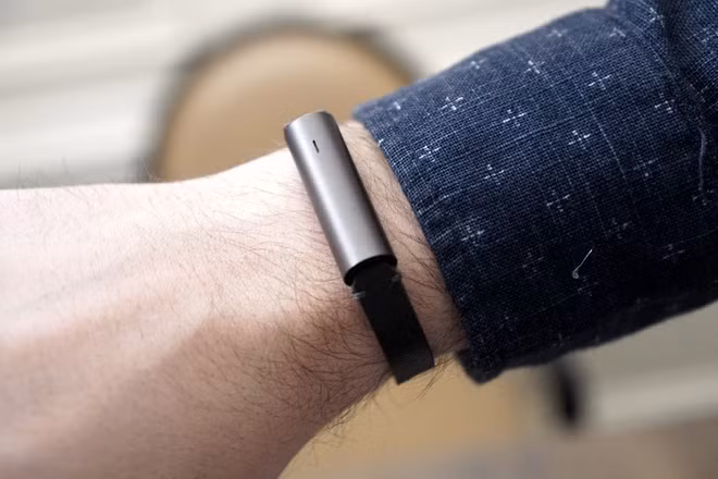 Misfit Ray không dùng pin sạc, mà dùng 3 viên pin loại 393 cho thời gian sử dụng khoảng 6 tháng.