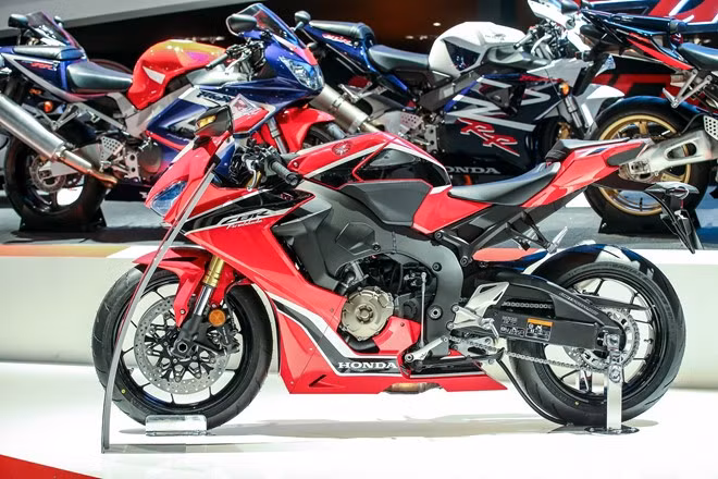 Honda CBR1000RR Fireblade 2017 là mẫu xe hoàn toàn mới. Ảnh:Motociclismo. Honda CBR1000RR Fireblade 2017 là mẫu xe hoàn toàn mới. Ảnh:Motociclismo.