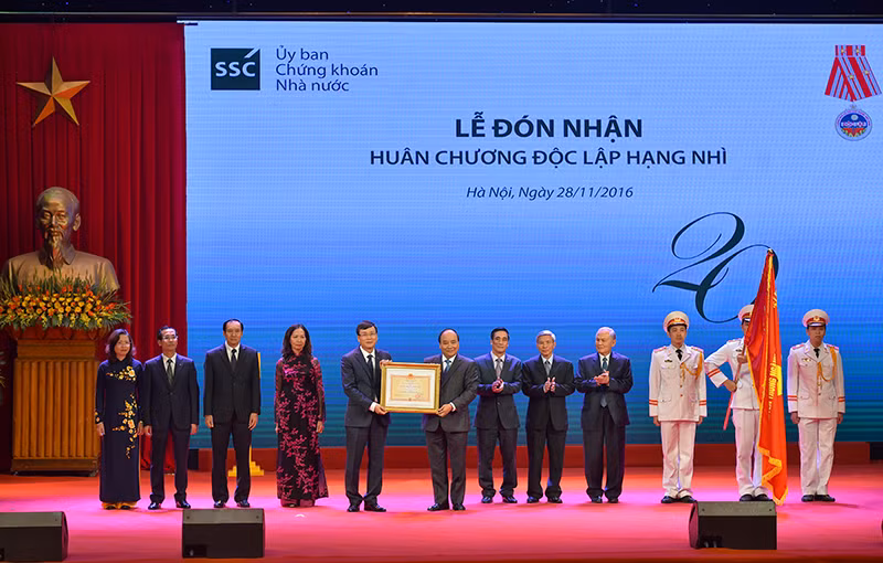 Thủ tướng Nguyễn Xuân Phúc trao Huân chương Độc lập hạng Nhì cho UBCKNN - Ảnh: VGP/Quang Hiếu