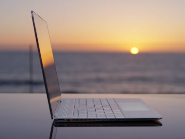 HP Spectre X360 13t trang bị bộ xử lý mới hơn và cao cấp hơn nhưng vẫn mỏng hơn và nhẹ hơn so với MacBook Pro mới của Apple.