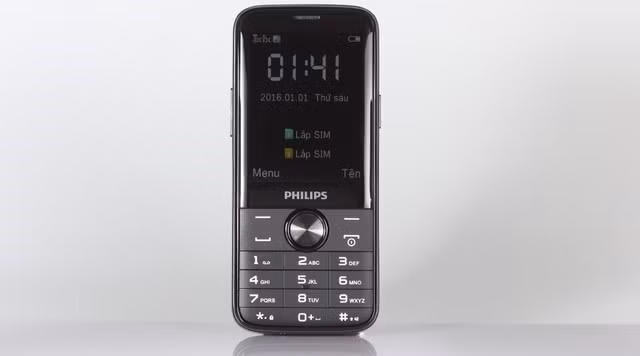 Philips E330(pin 4.050 mAh, giá 1,3 triệu đồng): Một chiếc di động phổ thông với pin chờ 4 tháng, có thể làm sạc dự phòng cho smartphone khi cần thiết là ý tưởng của E330. Máy vẫn có đầy đủ một số ứng dụng giải trí đa phương tiện quan trọng như máy ảnh, ghi âm, xem video hay game. Thiết bị này cũng có bóng đèn cỡ lớn trên đỉnh đầu, biến nó thành một chiếc đèn pin mini.