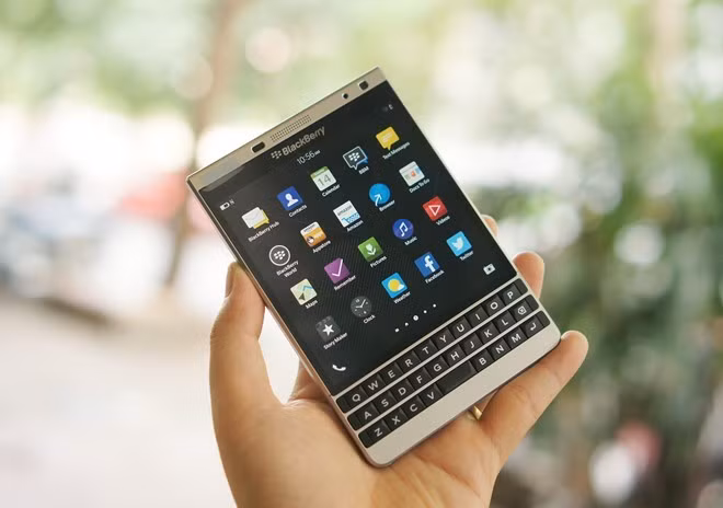 BlackBerry Passport màu bạc hiện có giá bán 8,99 triệu đồng. Ảnh: Thành Duy.