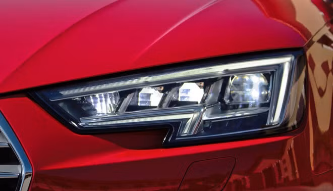 Đèn pha công nghệ cao (1992):Trong những năm 1990, thiết kế đèn pha có sự thay đổi từ đèn Halogen truyền thống sang loại đèn Xeon hay còn gọi là đèn pha phóng điện cường độ cao HID (High-Intensity Discharge). Đến nay, công nghệ đèn LED và Lazer đã được ứng dụng vào thiết kế đèn pha trên ôtô.