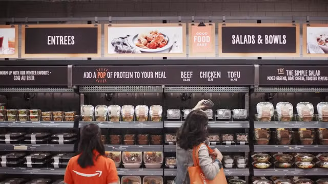 Những quầy thực phẩm chế biến sẵn tại Amazon Go.