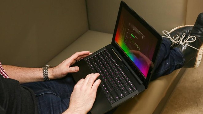 Razer Blade Stealth:Màn hình của máy tính có độ phân giải 4K với cảm ứng đa chạm. Ngoài ra, thiết kế bàn phím blacklit với dải màu Chroma (16,8 triệu màu) đã giúp sản phẩm nổi bật hơn các đối thủ cùng phân khúc.