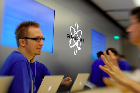 Các nhân viên làm việc tại cửa hàng Apple luôn nhiệt tình chăm sóc khách hàng- (Ảnh: AFP).