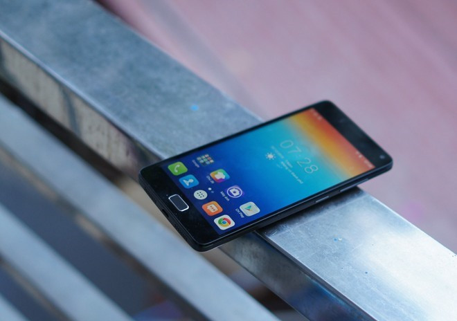 Lenovo Vibe P1(pin 5.000 mAh, giá 5,3 triệu đồng): Xem YouTube khoảng 16 tiếng, lướt web bằng Wi-Fi trong 11 tiếng là những gì viên pin của máy có thể cung cấp. Thời lượng sử dụng của Vibe P1 về cơ bản gấp đôi so với các smartphone phổ biến hiện nay. Vibe P1 có vỏ kim loại, cảm biến vân tay, chip Qualcomm và bộ nhớ trong 32 GB. Tất nhiên, nó cũng có thể đóng vai trò làm sạc dự phòng khi cần thiết. Lenovo Vibe P1(pin 5.000 mAh, giá 5,3 triệu đồng): Xem YouTube khoảng 16 tiếng, lướt web bằng Wi-Fi trong 11 tiếng là những gì viên pin của máy có thể cung cấp. Thời lượng sử dụng của Vibe P1 về cơ bản gấp đôi so với các smartphone phổ biến hiện nay. Vibe P1 có vỏ kim loại, cảm biến vân tay, chip Qualcomm và bộ nhớ trong 32 GB. Tất nhiên, nó cũng có thể đóng vai trò làm sạc dự phòng khi cần thiết.