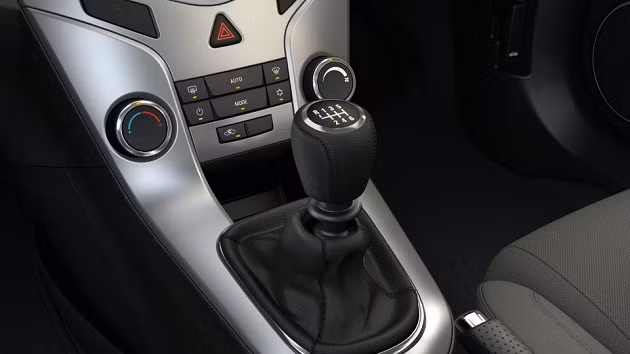 Tài xế có thể chuyển sang số +/- khi xe đang đứng yên.