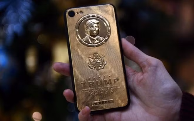 Mẫu ốp lưng bằng vàng có giá 2.437 bảng Anh bao bọc lấy chiếc smartphone Android của tổng thống đắc cử Donald Trump- (Ảnh: Telegraph).