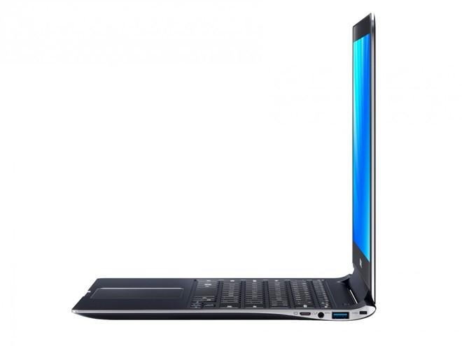 Samsung Ativ Book 9 Pro: Sở hữu một thiết kế thanh thoát tương tự Samsung Series 9, nắp máy đơn giản với logo Samsung khắc nổi, màu bạc phay xước khá tinh xảo. Hai bên thân máy có những đường cong lạ mắt.