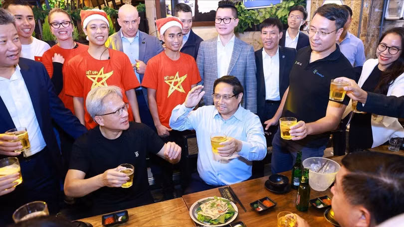Ông Jensen Huang, CEO Nvidia uống bia ở phố Tạ Hiện với Thủ tướng Phạm Minh Chính tạo ra bầu không khí lạc quan về triển vọng hợp tác. Ảnh: Dương Giang/TTXVN.