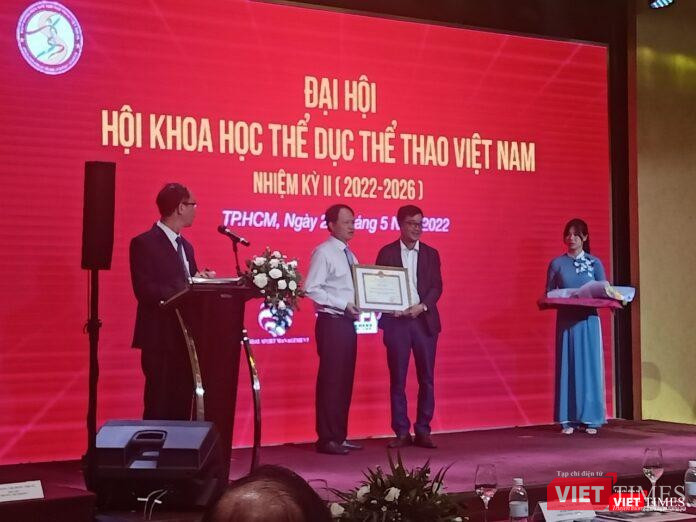 GS TS Lê Quý Phượng thay mặt Hội Khoa học TDTT Việt Nam nhận bằng khen của Bộ Văn hoá, Thể thao và Du lịch GS TS Lê Quý Phượng thay mặt Hội Khoa học TDTT Việt Nam nhận bằng khen của Bộ Văn hoá, Thể thao và Du lịch