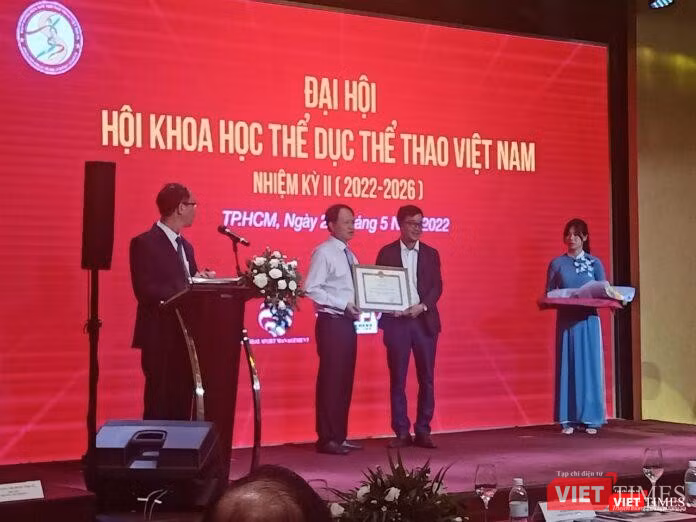 GS TS Lê Quý Phượng thay mặt Hội Khoa học TDTT Việt Nam nhận bằng khen của Bộ Văn hoá, Thể thao và Du lịch