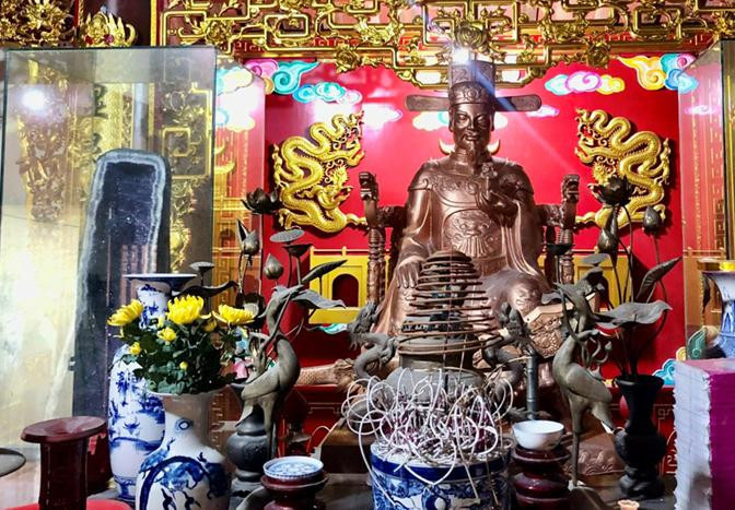 Tượng đồng Thái sư Lưu Cơ tại đình Đại Từ, xã Đại Đồng (huyện Văn Lâm, tỉnh Hưng Yên)