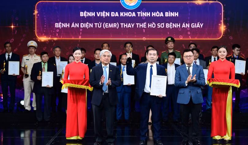 Bệnh viện Đa khoa tỉnh Hòa Bình nhận giải thưởng từ Ban Tổ chức với sản phẩm “Bệnh án điện tử (EMR) thay thế hồ sơ bệnh án giấy”. Đại diện cho Bệnh viện Đa khoa tỉnh Hòa Bình, Thầy thuốc ưu tú. Tiến sĩ, Bác sĩ Nguyễn Hoàng Diệu, Giám đốc Bệnh viện nhận giải thưởng.