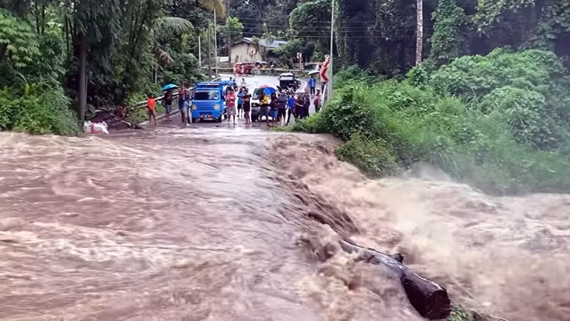 Nhiều khu vực ở Luzon, Visayas và Mindanao đã bắt đầu trải qua tình trạng lở đất, lũ lụt, mất điện do bão Trà Mi gây ra. (Ảnh: Inquirer.net)