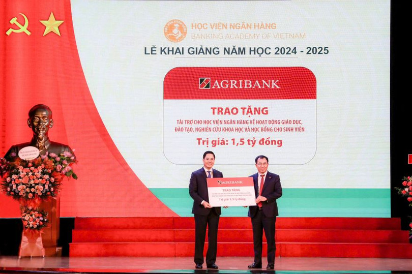 Đồng chí Đoàn Ngọc Lưu - Phó Tổng Giám đốc Agribank trao tặng tài trợ Học viện Ngân hàng về hoạt động giáo dục, đào tạo, nghiên cứu khoa học và học bổng cho sinh viên