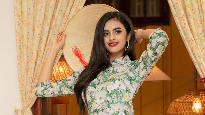 Hoa hậu Hoàn vũ Ấn Độ - Rhea Singha checkin cầu Rồng (Đà Nẵng)