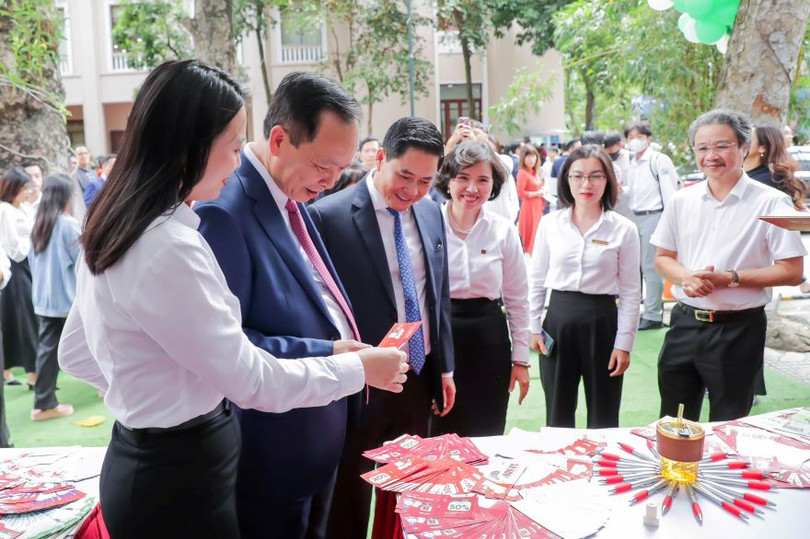 Đồng chí Đào Minh Tú - Phó Bí thư Ban Cán sự Đảng, Phó Thống đốc Thường trực NHNN Việt Nam thăm quan gian hàng Agribank