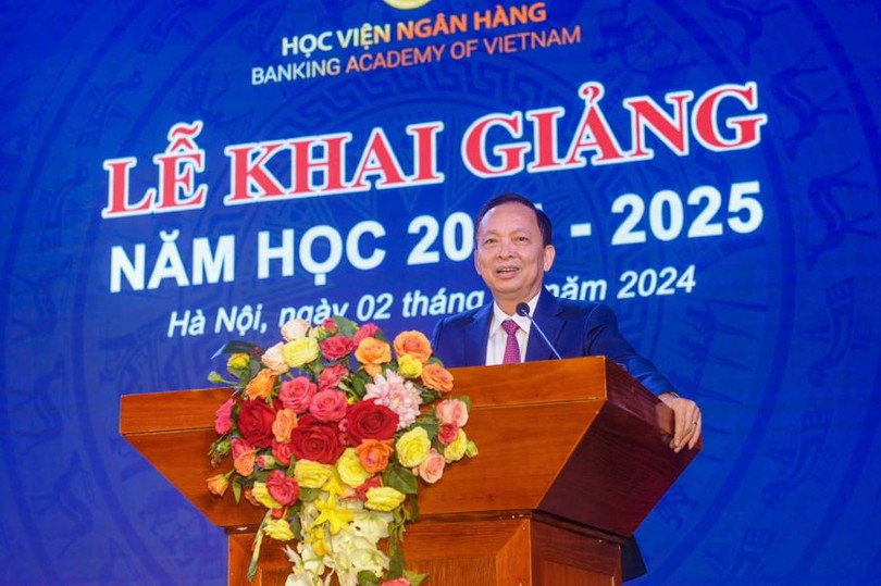 Phó Thống đốc Thường trực NHNN Đào Minh Tú gửi lời chúc mừng đến thầy trò Học viện Ngân hàng