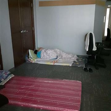 Nhân viên làm thuê cho Ring phải nằm ngủ trên sàn công ty (ảnh: NBC) Nhân viên làm thuê cho Ring phải nằm ngủ trên sàn công ty (ảnh: NBC)