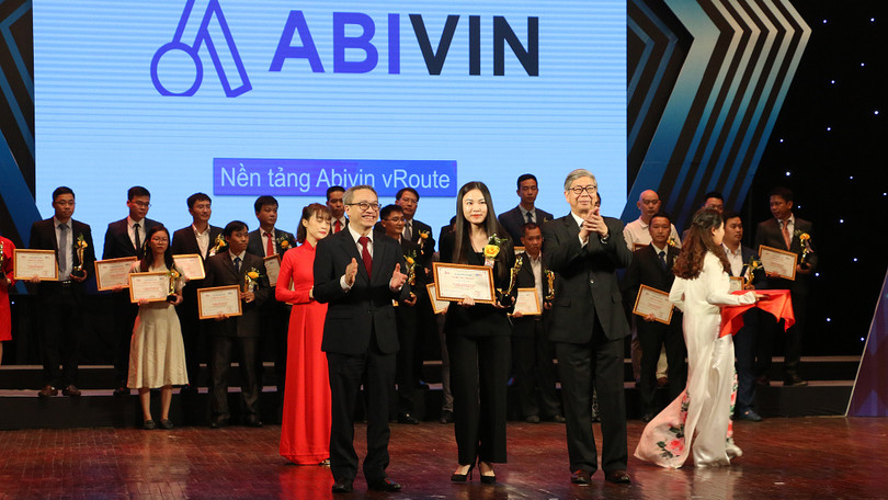 Bà Nguyễn Hoàng Anh nhận giải thưởng Chuyển đổi số Việt Nam 2020