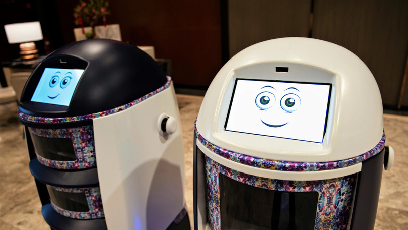 Robot phục vụ phòng tại một khách sạn ở Singapore - quốc gia dẫn đầu Đông Nam Á về ứng dụng AI. Khách sạn là lĩnh vực then chốt của công nghệ này (ảnh: Reuters)