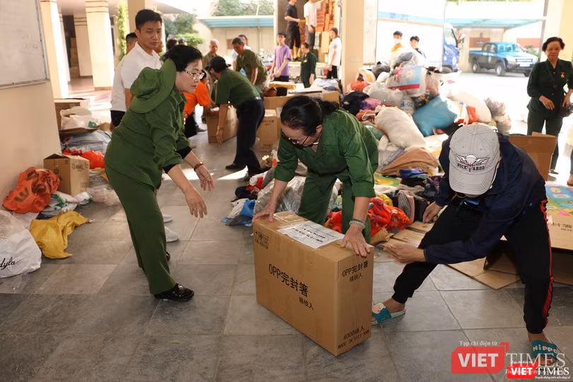 Nhóm cựu thanh niên xung phong quận Đống Đa tham gia cứu trợ người dân vùng lũ