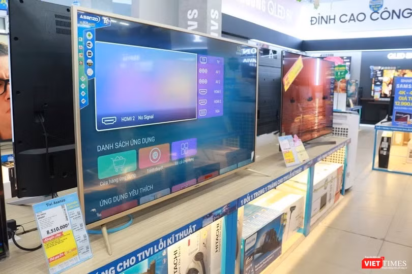 Tại hệ thống siêu thị Điện Máy Xanh, chỉ còn một số sản phẩm tivi Asanzo tồn được trưng bày trên kệ có in logo hãng
