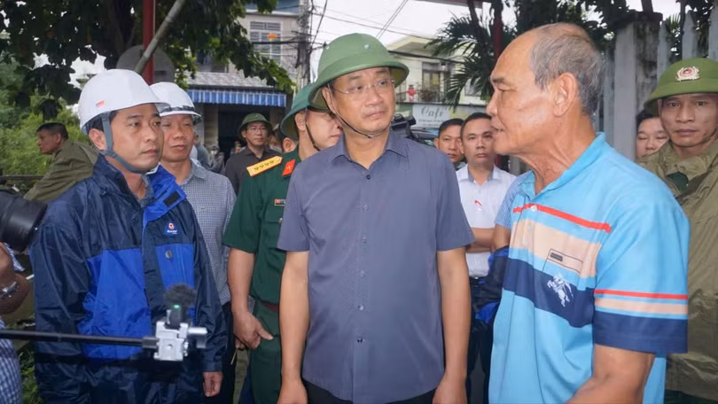 Bí thư Thành ủy Đà Nẵng Lê Ngọc Quang đi kiểm tra công tác phòng, chống bão số 12 tại khu vực “rốn lũ” đường Mẹ Suốt (phường Hòa Khánh).